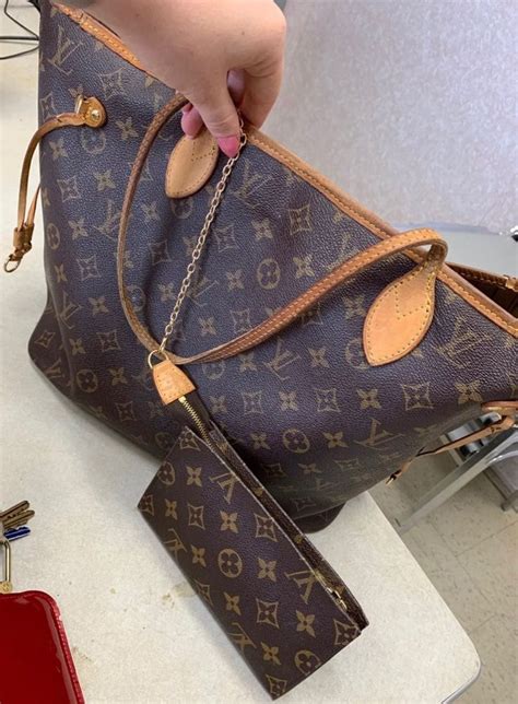 louis vuitton bolso pequeño|louis vuitton neverfull pouch strap.